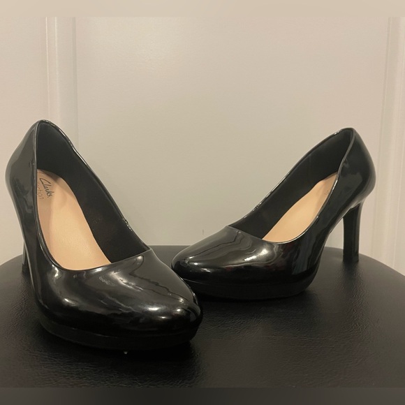 NWOT. Womens size 8, patent black color Clarks heels - Picture 4 of 7